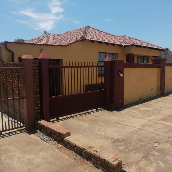 House For Sale in Soshanguve L, Soshanguve