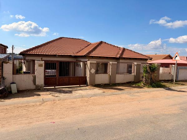 House For Sale in Olievenhoutbosch, Centurion